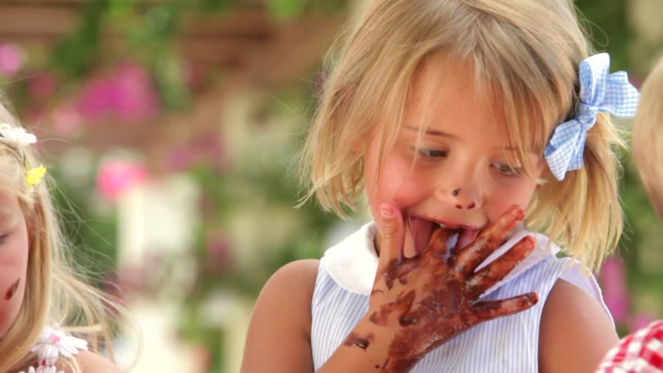 524944934-fondu-condition-anniversaire-d'enfant-chaos-fete-d'anniversaire